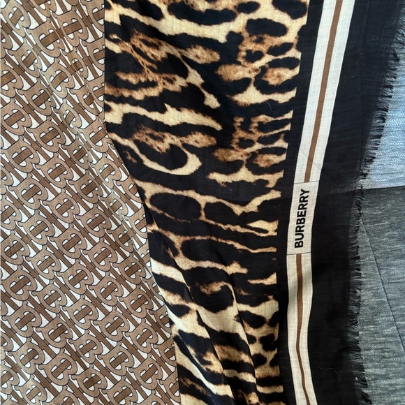 Burberry large Square Scarf - Picture 3 of 4